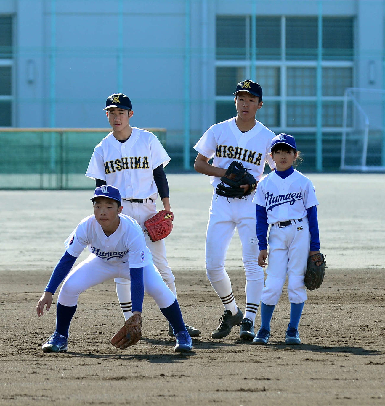 一緒にノックを受ける沼津リトルの選手（手前2人）と三島南高の選手