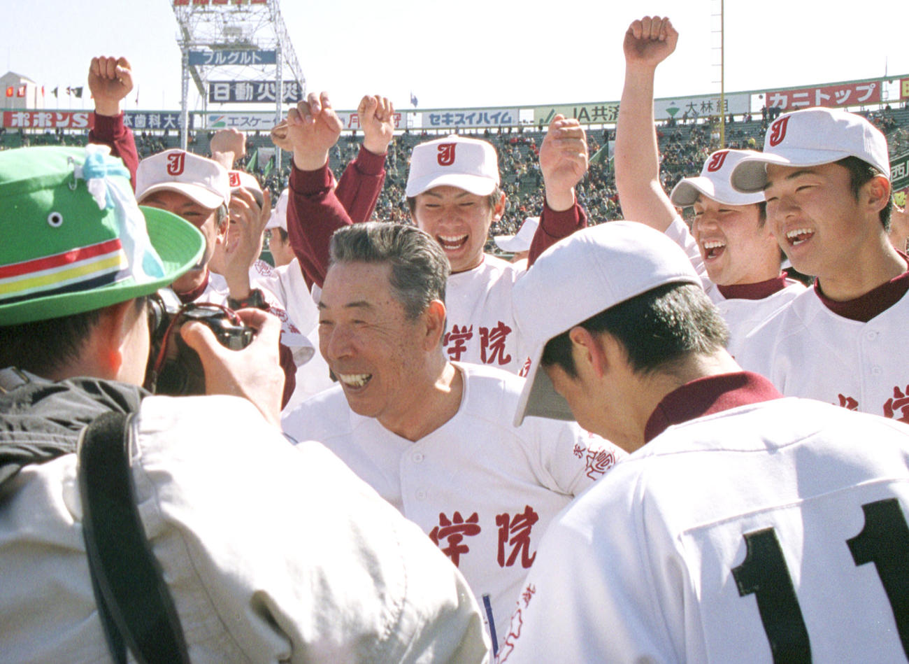 初優勝を飾った常総学院ナインと木内幸男監督（中央）