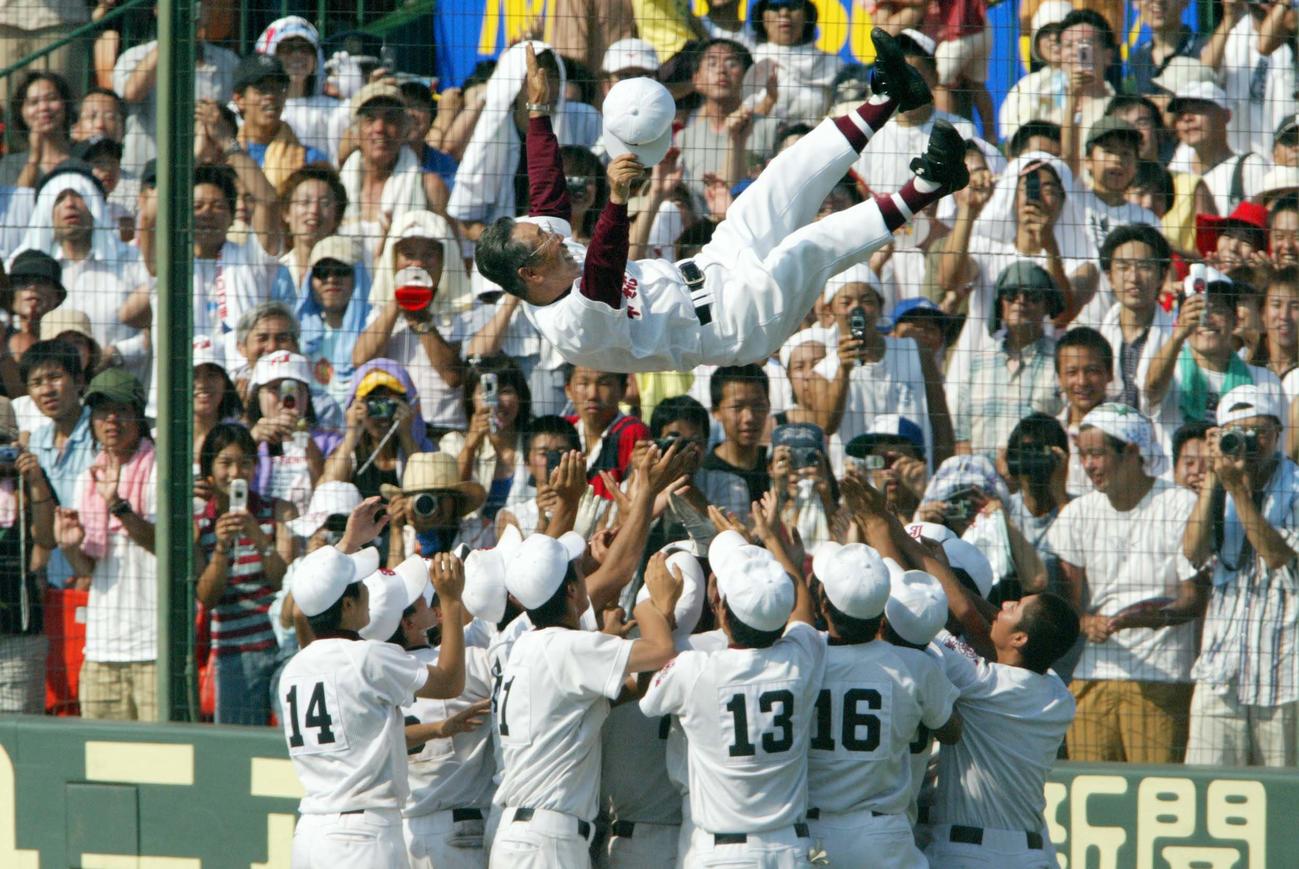 第85回全国高校野球選手権大会・決勝戦　常総学院対東北　常総学院の夏の甲子園初優勝を達成し、胴上げされる木内幸男監督（撮影・栗木一考）