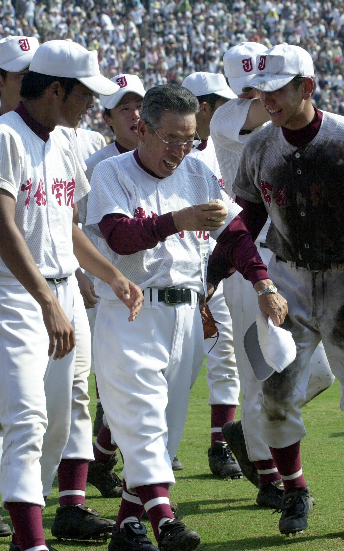 第85回全国高校野球選手権大会・決勝戦　常総学院対東北　胴上げ後、ナインからウイニングボールをもらいじっと感慨深げに見つめる常総学院・木内幸男監督（撮影・和賀正仁）