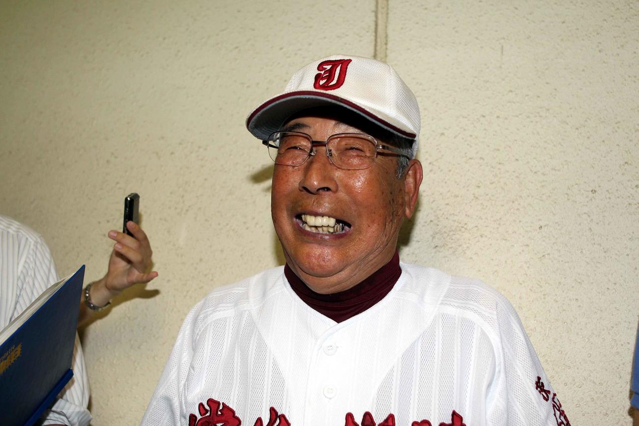 常総学院対藤代　試合に敗れた常総学院・木内監督だが、会見で笑顔を見せる（2011年7月27日撮影・鈴木正人）