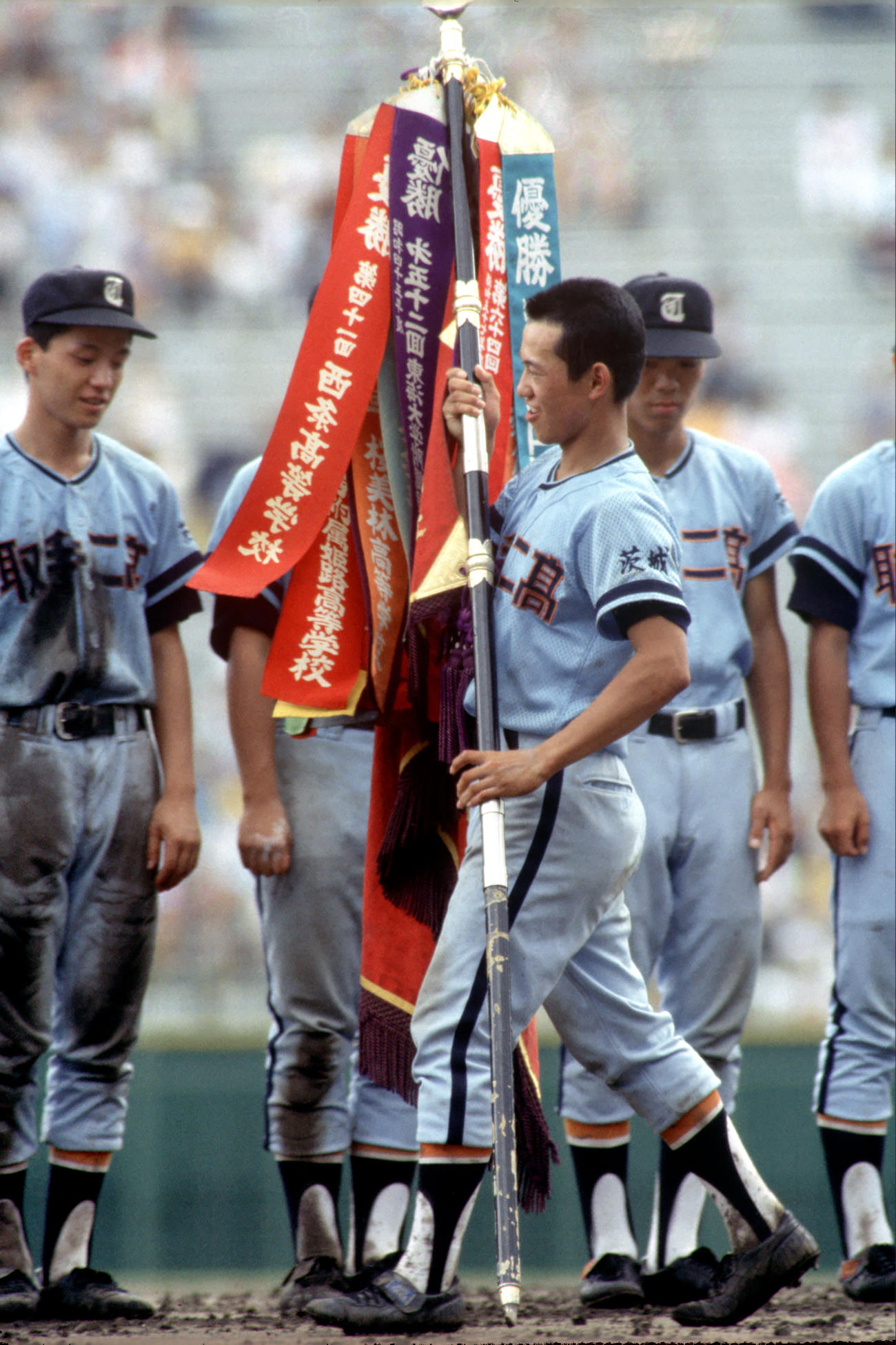 84年8月、第66回全国高校野球選手権　決勝戦　PL学園対取手二　優勝旗を受け取り列に戻る取手二・吉田剛主将