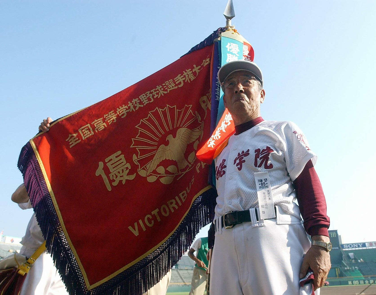 03年8月、全国高校野球選手権で優勝旗の隣に誇らしげに立つ常総学院監督の木内幸男さん