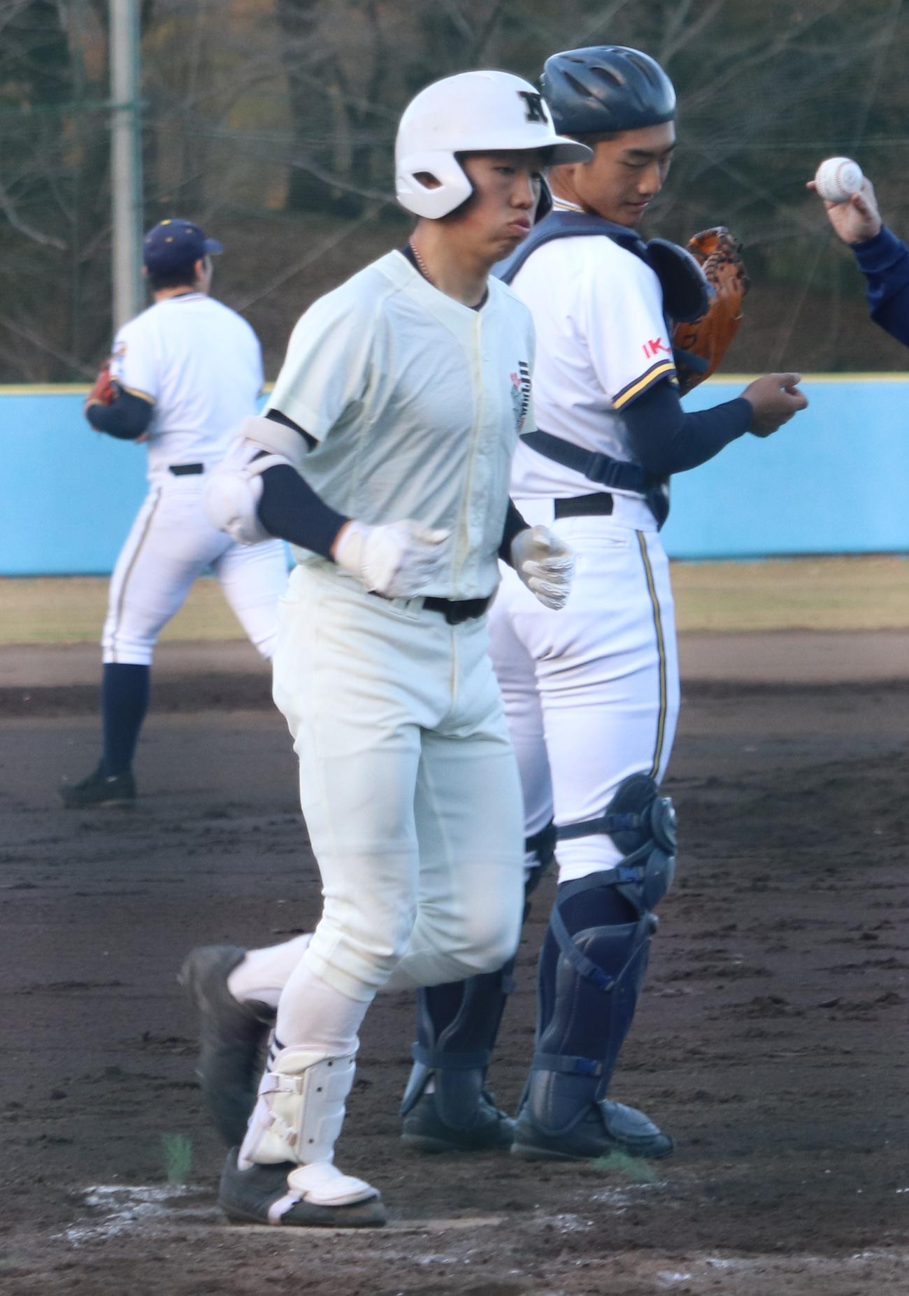 日大三対前橋育英　日大三2回無死満塁、右越えに満塁本塁打を放ち生還する川島（左）（撮影・古川真弥）