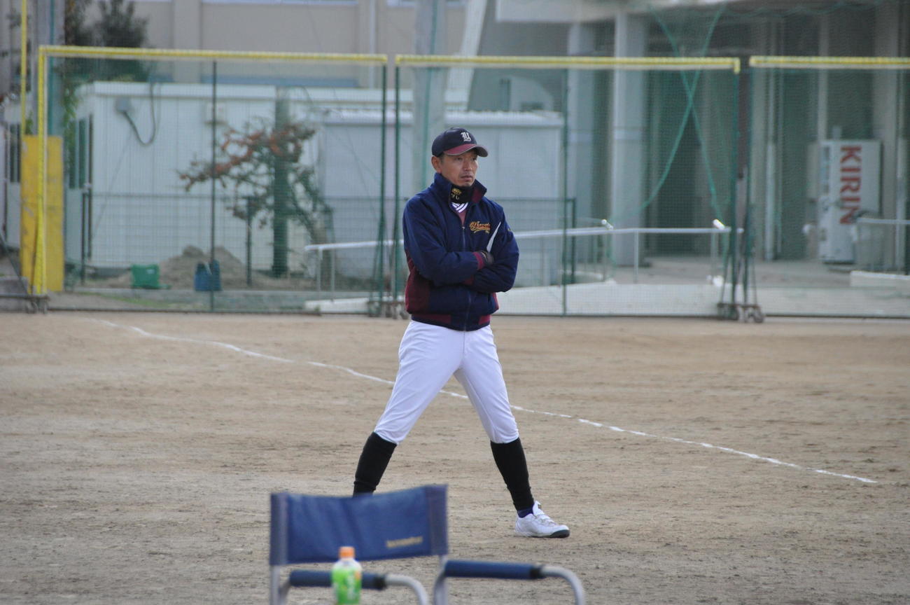 練習試合・春日丘対山田　試合を見つめる山田・金子恭平監督
