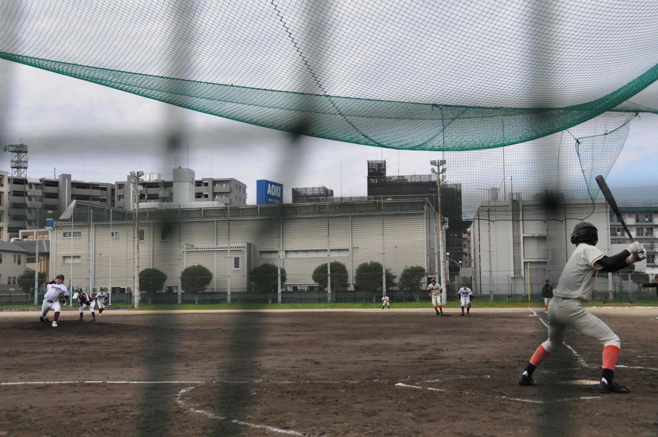 春日丘高校での練習試合はネットに囲まれた状況で行われる