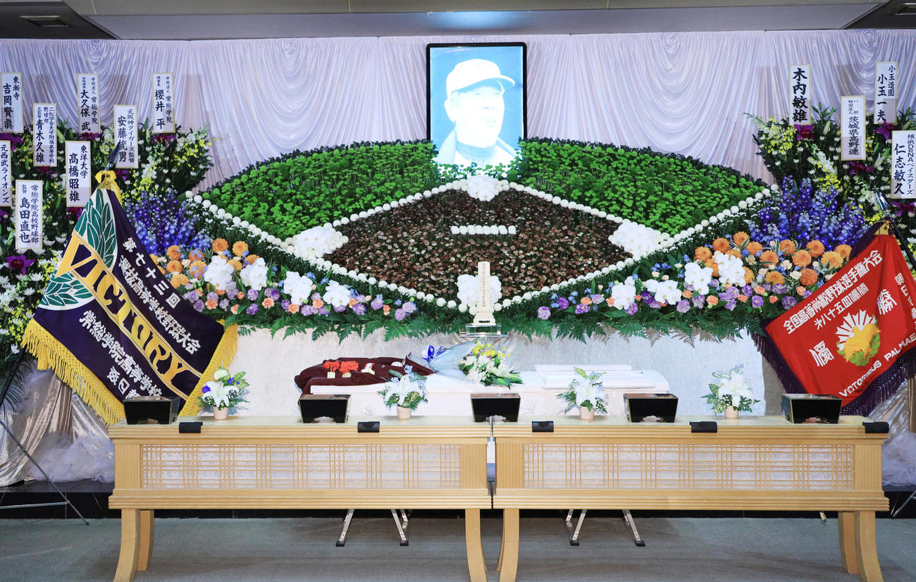 常総学院元監督の木内幸男さんの祭壇（撮影・中島郁夫）
