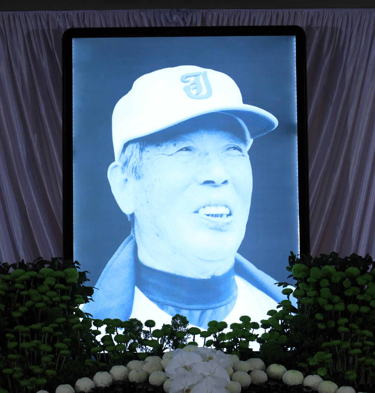 祭壇に飾られた常総学院元監督の木内さんの遺影（撮影・中島郁夫）