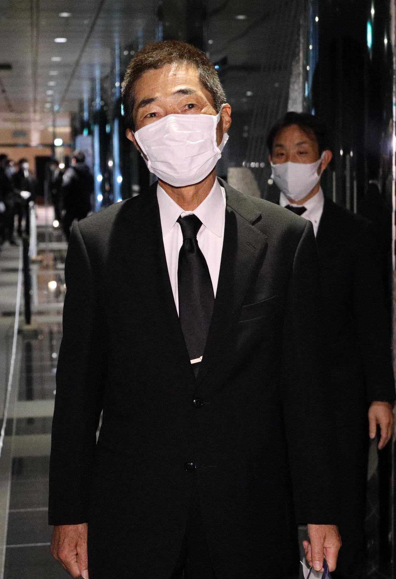常総学院元監督の木内さんの通夜に参列する帝京・前田監督（撮影・中島郁夫）