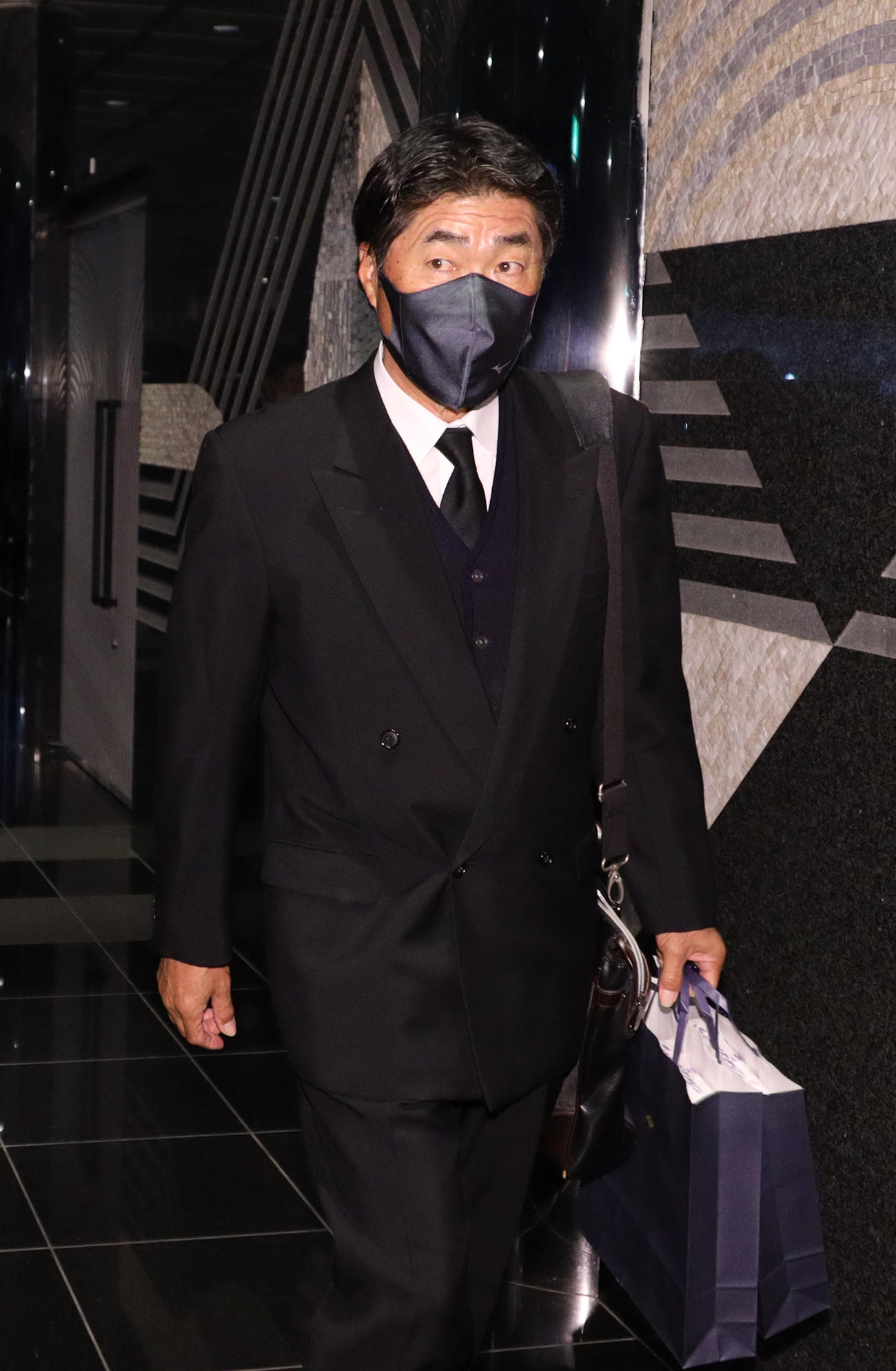 常総学院元監督の木内さんの通夜に参列する松沼雅之氏（撮影・中島郁夫）
