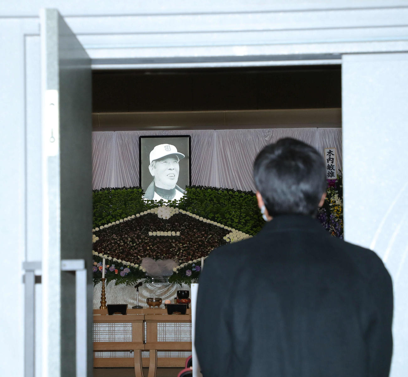 木内さんの遺影を見つめる常総学院・島田監督（撮影・河田真司）