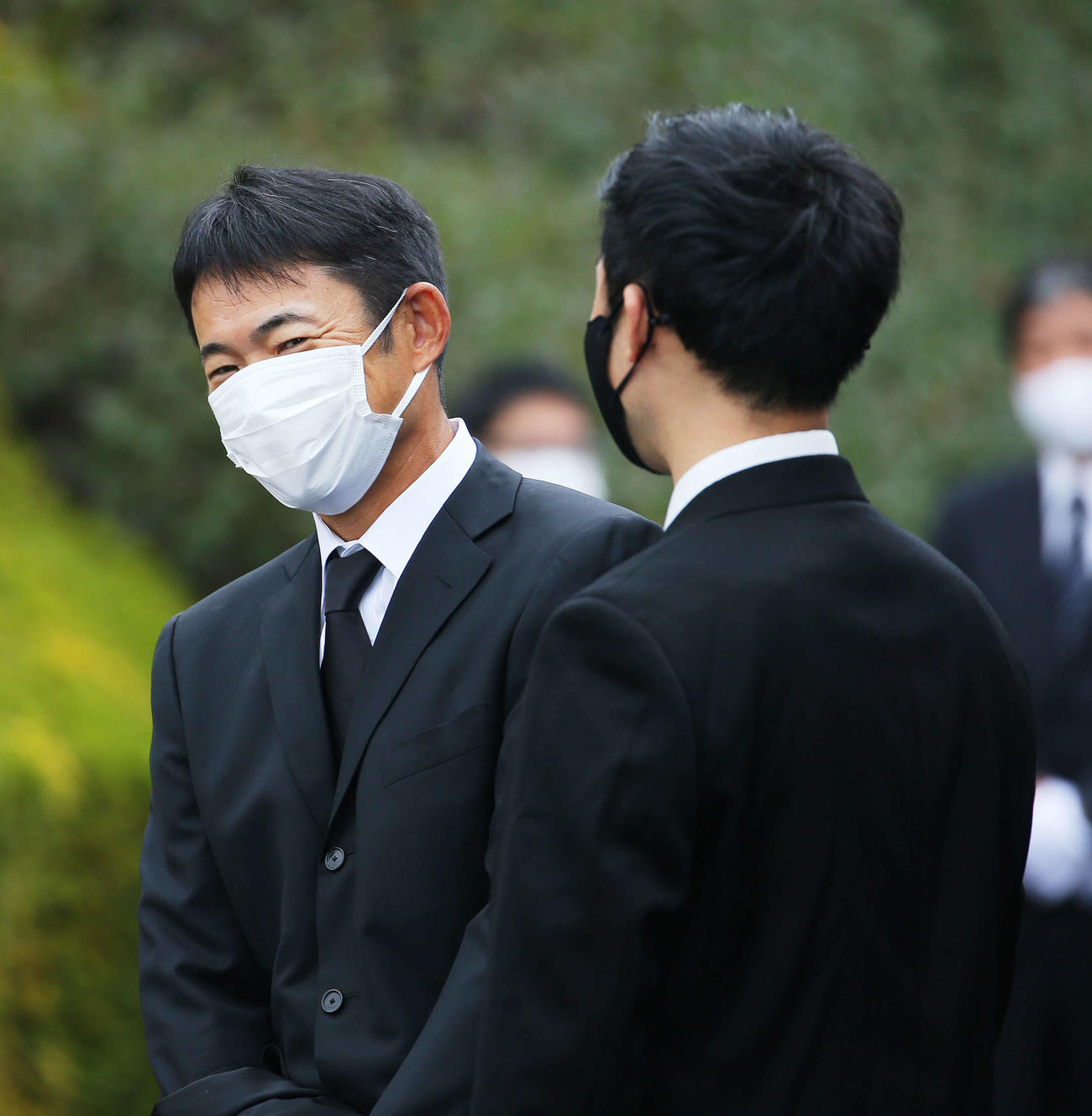 元西武大崎氏（右）と言葉を交わすDeNA仁志2軍監督（撮影・河田真司）
