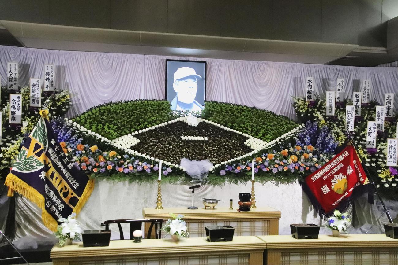 木内幸男さんの葬儀・告別式の会場に設けられた、グラウンドを模した祭壇（共同）