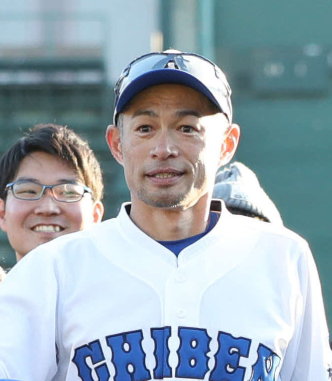 智弁和歌山の教職員チームと草野球をしたイチロー氏。試合後に記念撮影を行う（2019年12月1日）