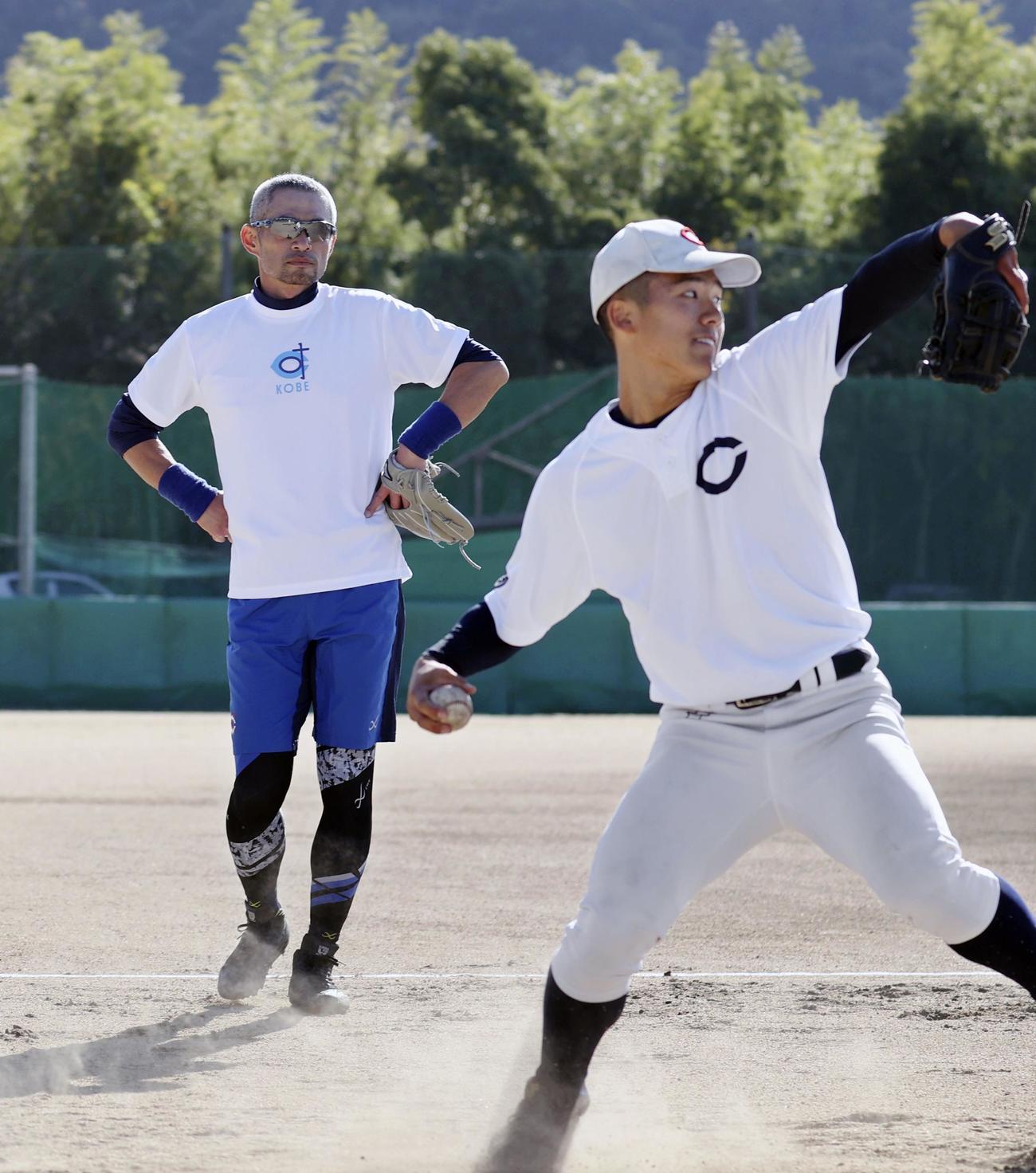 智弁和歌山の練習でキャッチボールする選手を見つめるイチローさん（代表撮影）