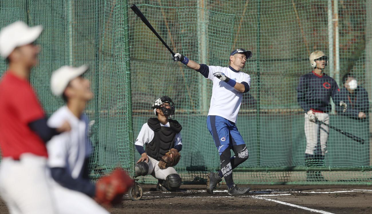 智弁和歌山の選手を前に打撃を披露するイチロー（代表撮影）