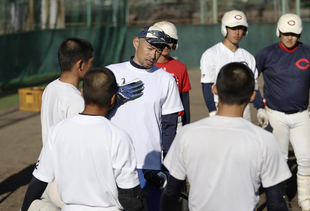智弁和歌山の選手に指導するイチロー氏（代表撮影）