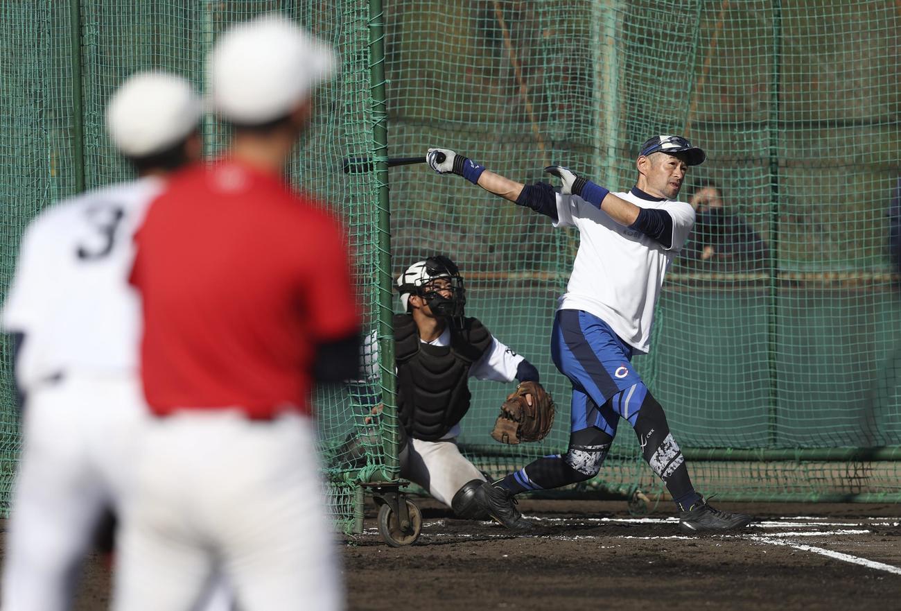 智弁和歌山の選手を前に打撃を披露するイチロー氏（代表撮影）