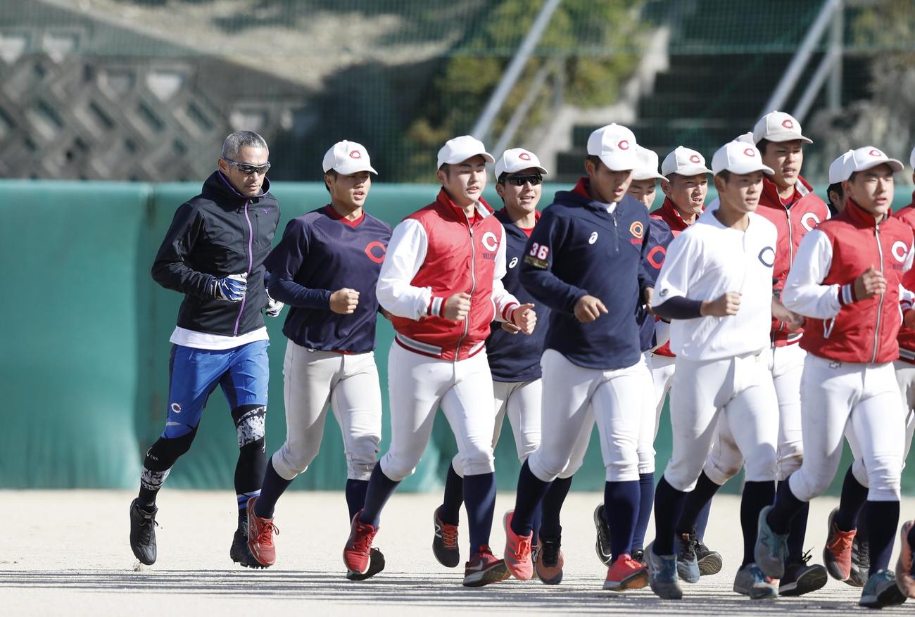 智弁和歌山の選手とともにランニングするイチローさん（左端）（代表撮影）