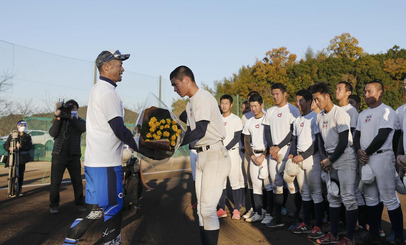 練習後に智弁和歌山の選手から花束を贈られるイチローさん（手前左）（代表撮影）
