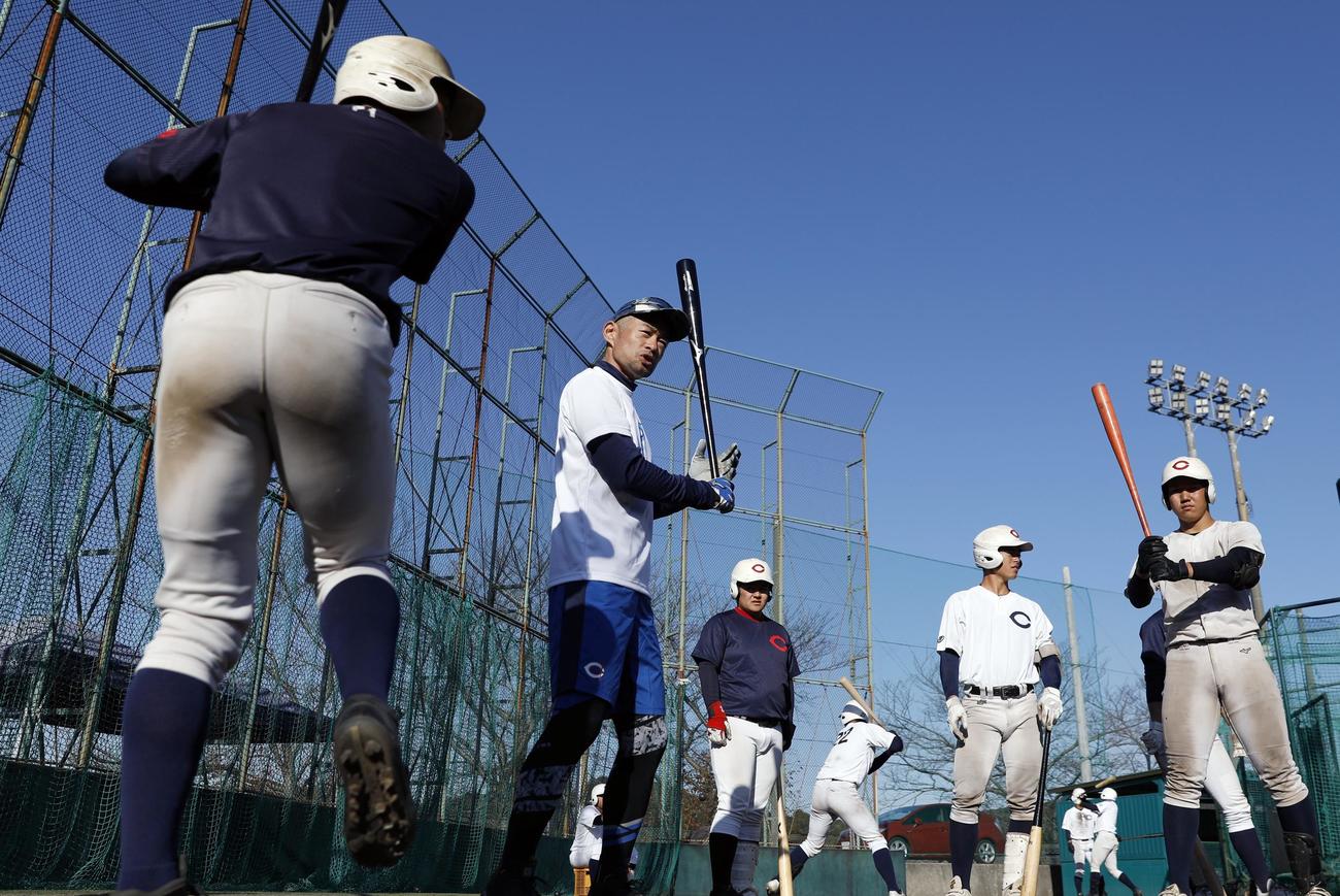 智弁和歌山の選手に打撃指導するイチロー氏（代表撮影）