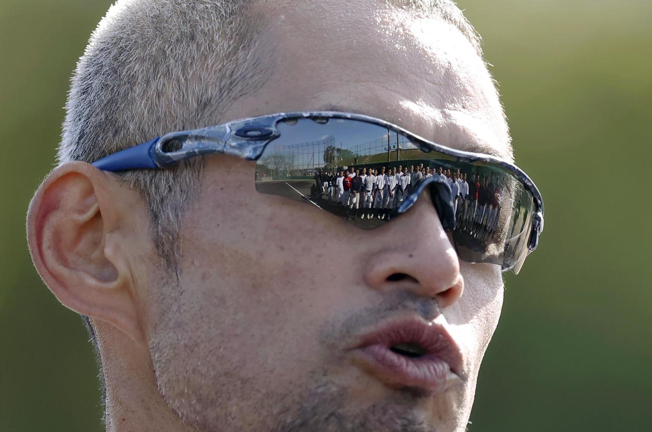 指導をするイチロー氏。サングラスには話を聞く智弁和歌山の選手が映っていた（代表撮影）