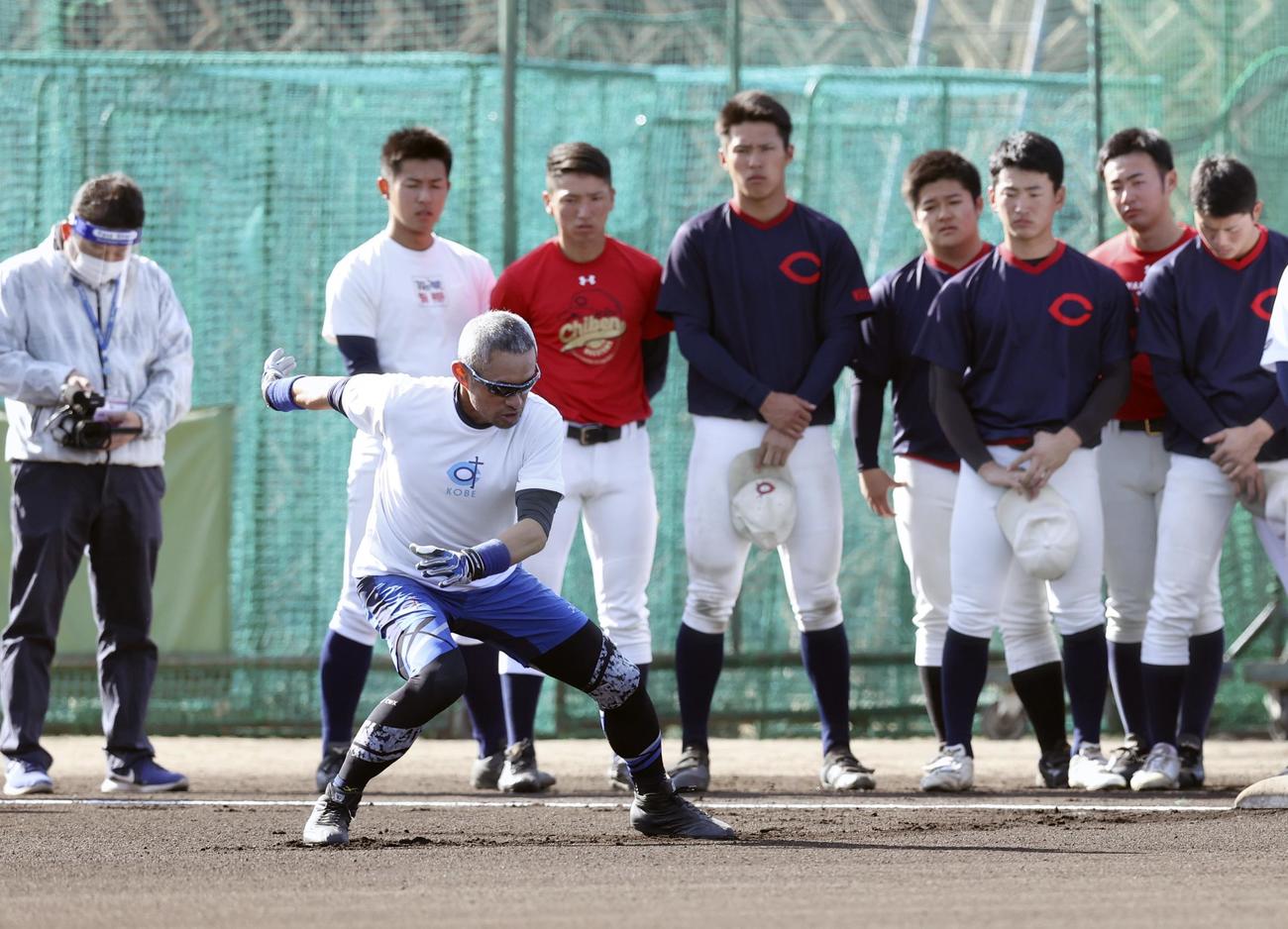 智弁和歌山の選手に走塁技術の指導をするイチロー氏（代表撮影）