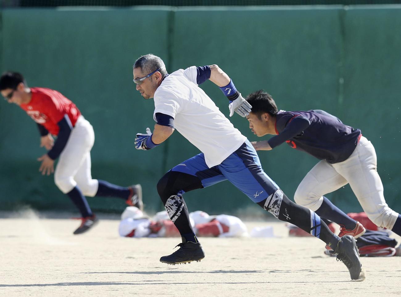 智弁和歌山の選手とともに走り込むイチロー氏（代表撮影）