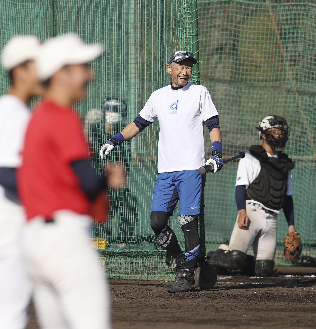 智弁和歌山の選手を前に打撃を披露し、笑顔を見せるイチロー氏（代表撮影）