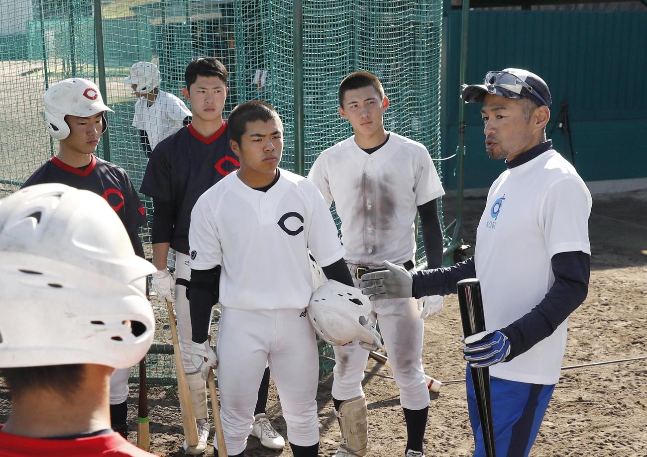 智弁和歌山高の選手に指導するイチロー氏（右端）（代表撮影）