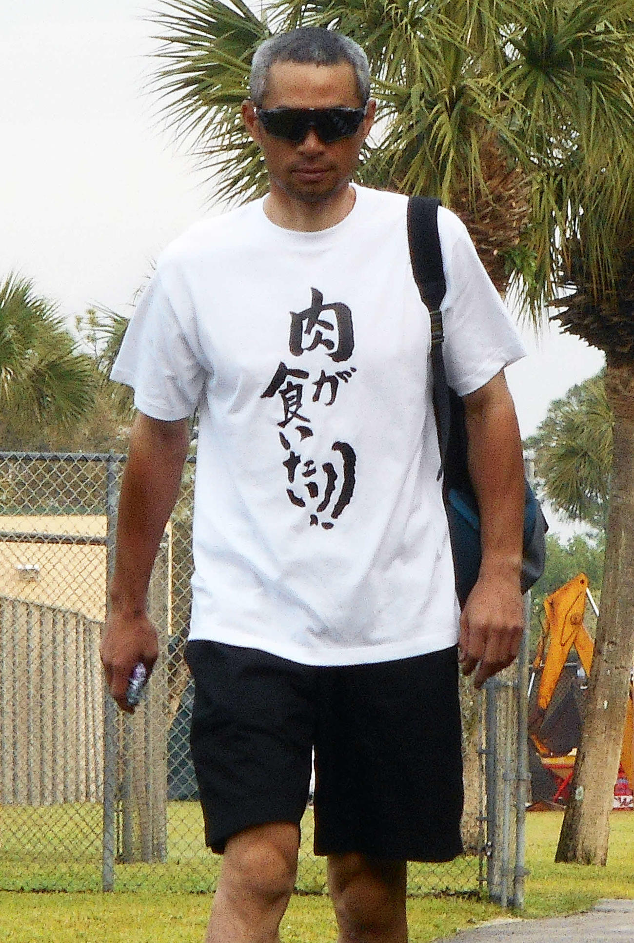 17年、「肉」Tシャツでキャンプ施設入りするイチロー