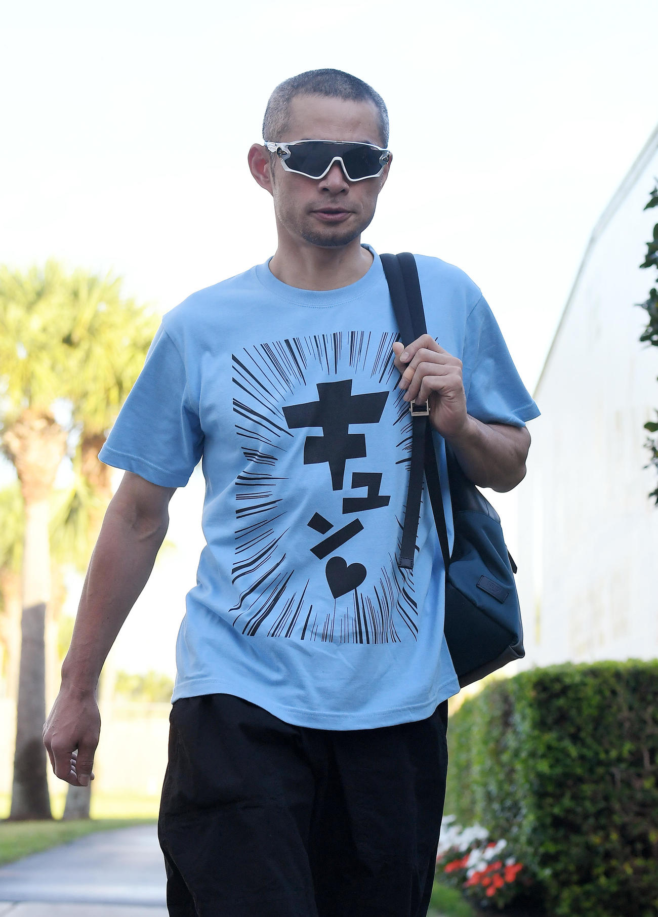 17年、「キュン」と書かれたTシャツを着てキャンプ地に入るイチロー