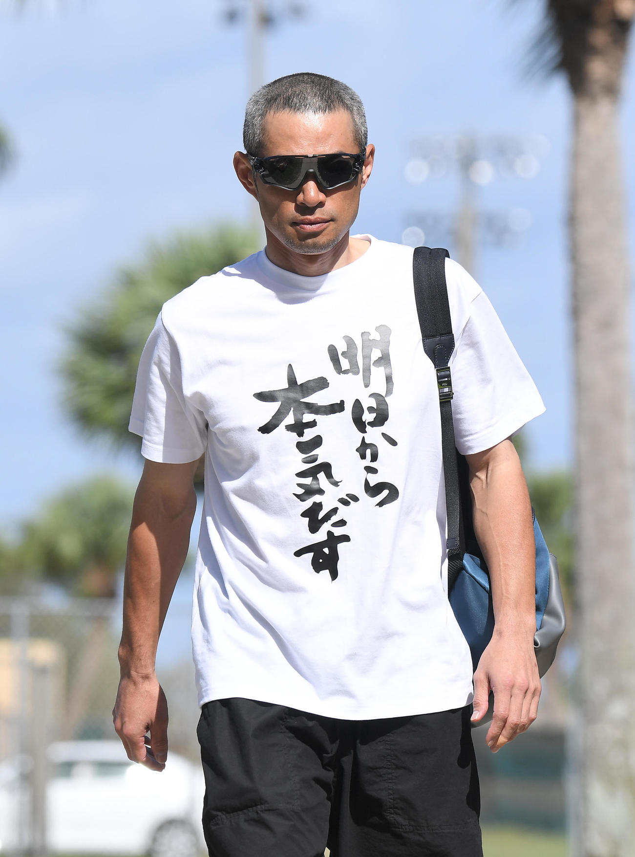 17年、「明日から本気だす」と書かれたTシャツでキャンプ地の施設に入るイチロー
