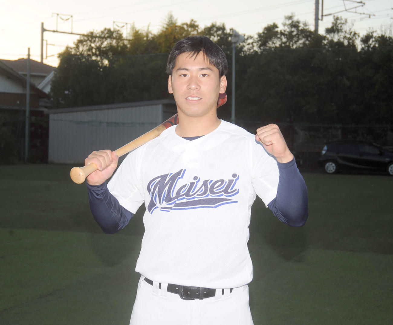 専大に合格し、ガッツポーズする藤枝明誠の村松