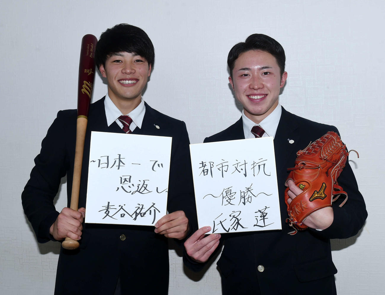 高校卒業後の飛躍を誓った大崎中央・麦谷（左）と氏家（撮影・相沢孔志）