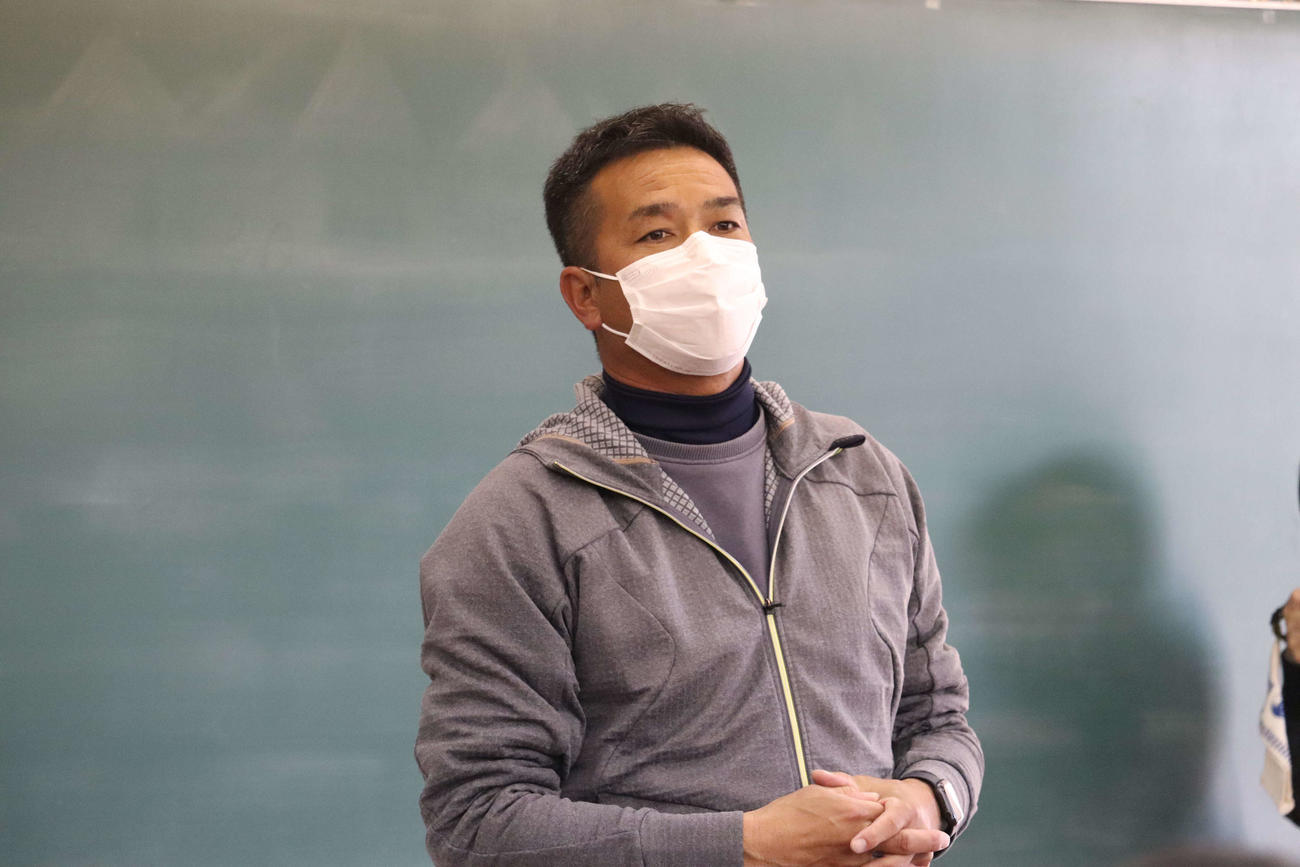 21世紀枠の近畿地区代表に選ばれ、選手たちに言葉をかける東播磨・福村監督