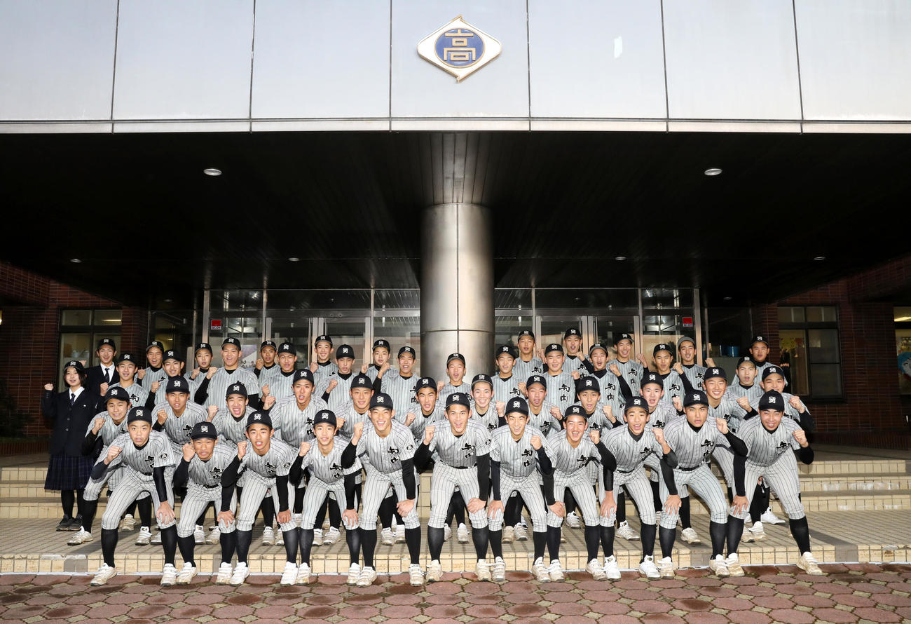 センバツ高校野球の21世紀枠候補校に選ばれ、笑顔を見せる知内の選手たち（代表撮影）