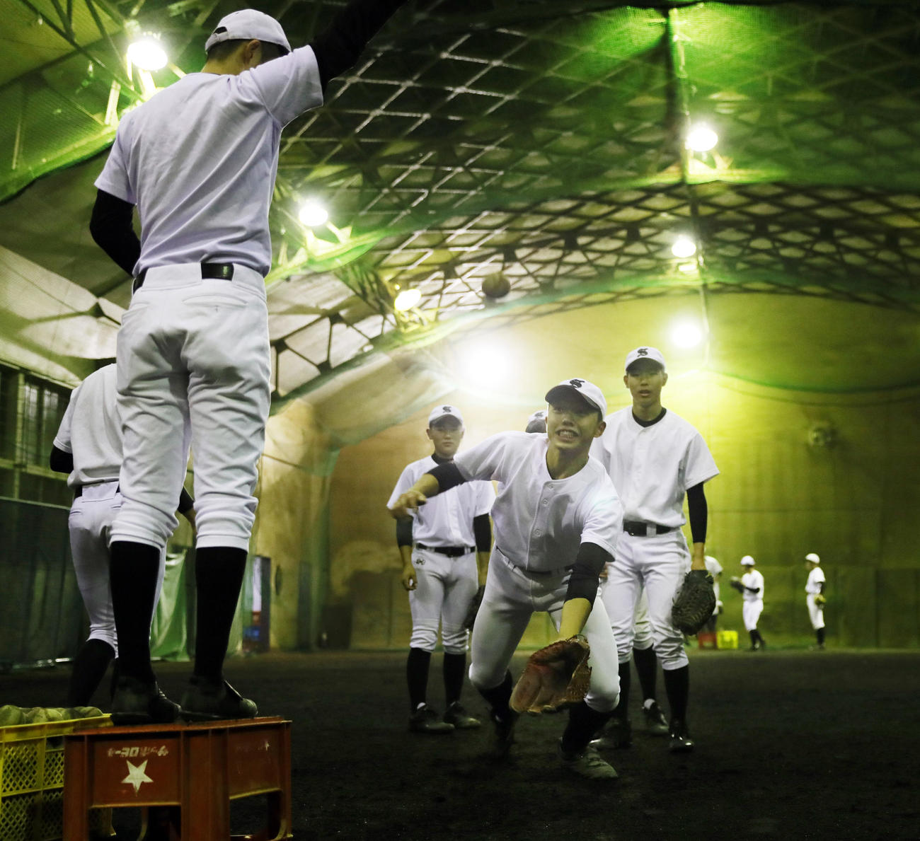 センバツ高校野球の21世紀枠候補に選ばれ、室内練習場で練習する知内の選手たち（代表撮影）