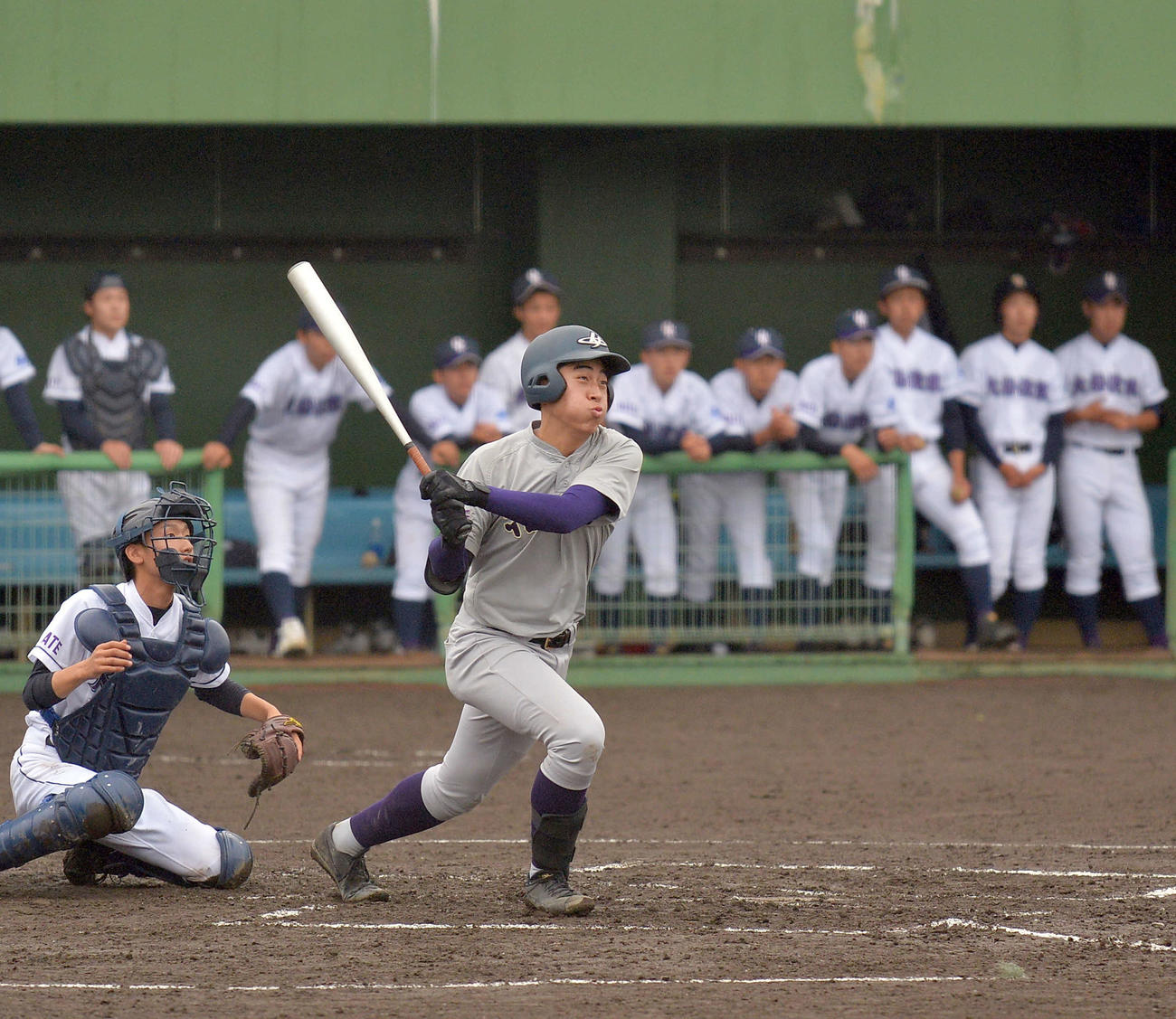 7月14日、県独自大会の大船渡東戦で右翼席場外に特大3ランを放つ花巻東・水谷