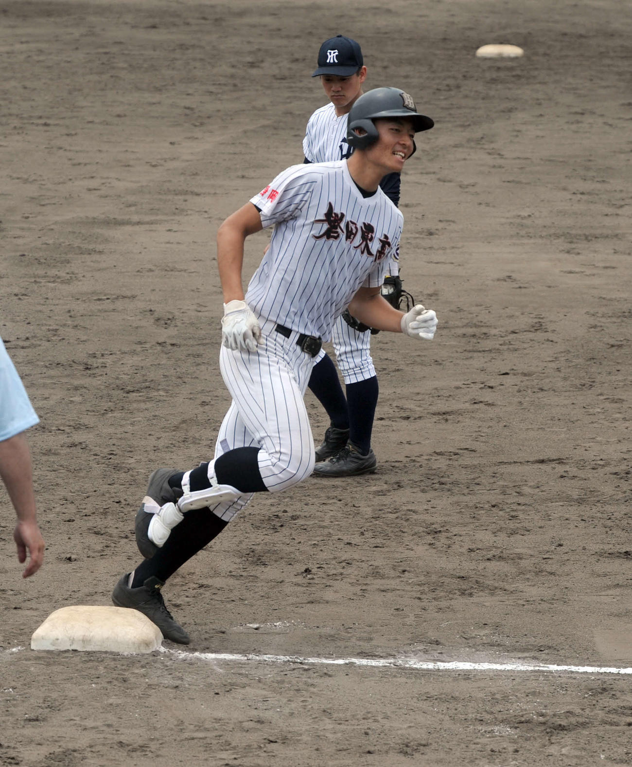 今年7月、県大会の常葉大菊川戦で本塁打を放ち、三塁を回る磐田東・山下