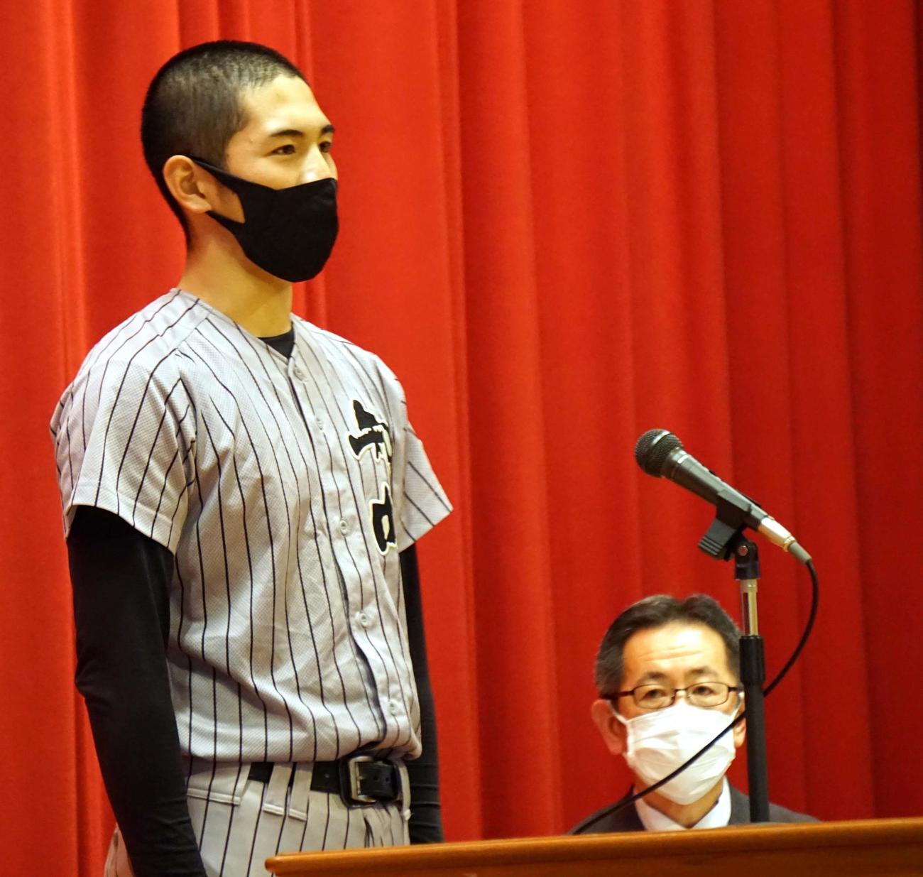 伝達式であいさつする知内の川村主将（知内野球部提供）