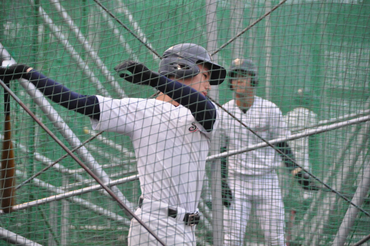 元阪神で現DeNA坪井智哉打撃コーチの長男で創志学園の洸之介内野手（2年）は父とそっくりな打撃フォームでフリー打撃を行う（2020年12月10日撮影）