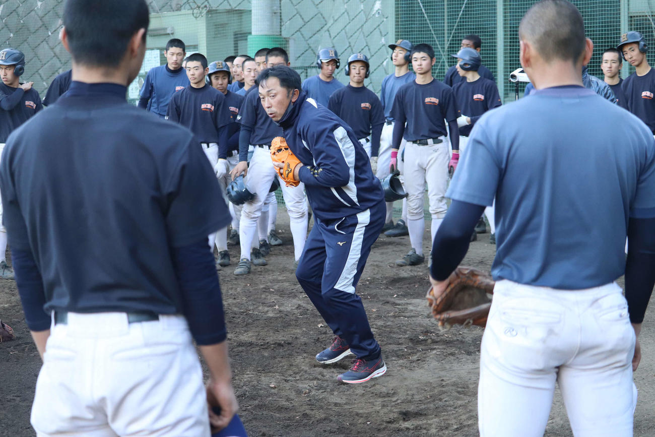 八王子学園八王子の選手たちに守備を指導する宮本慎也氏（撮影・湯本勝大）