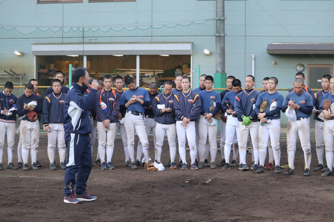 宮本慎也氏の指導を真剣なまなざしで聞く八王子学園八王子の選手たち（撮影・湯本勝大）