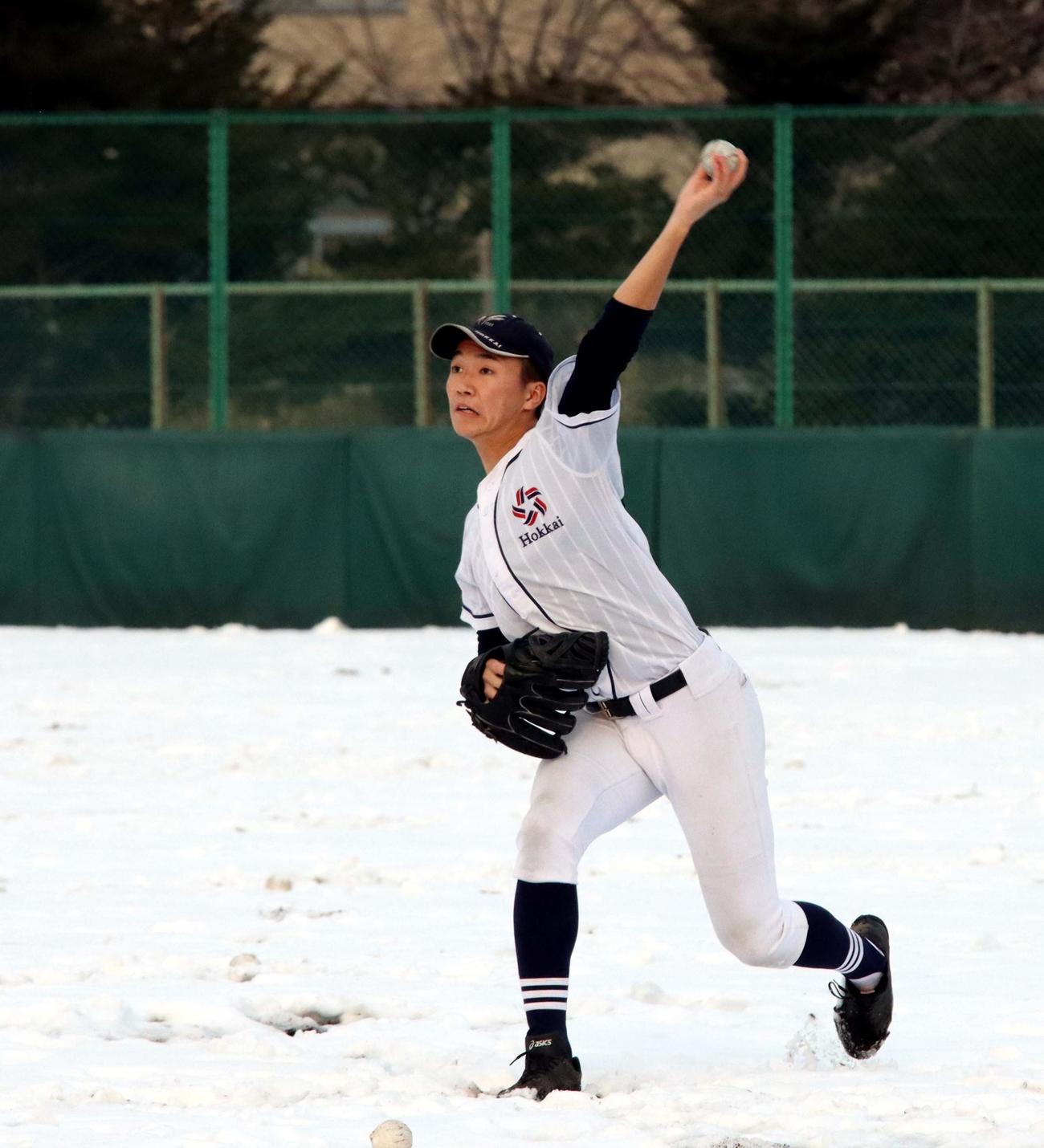 雪の上でキャッチボールする北海エース木村（撮影・永野高輔）