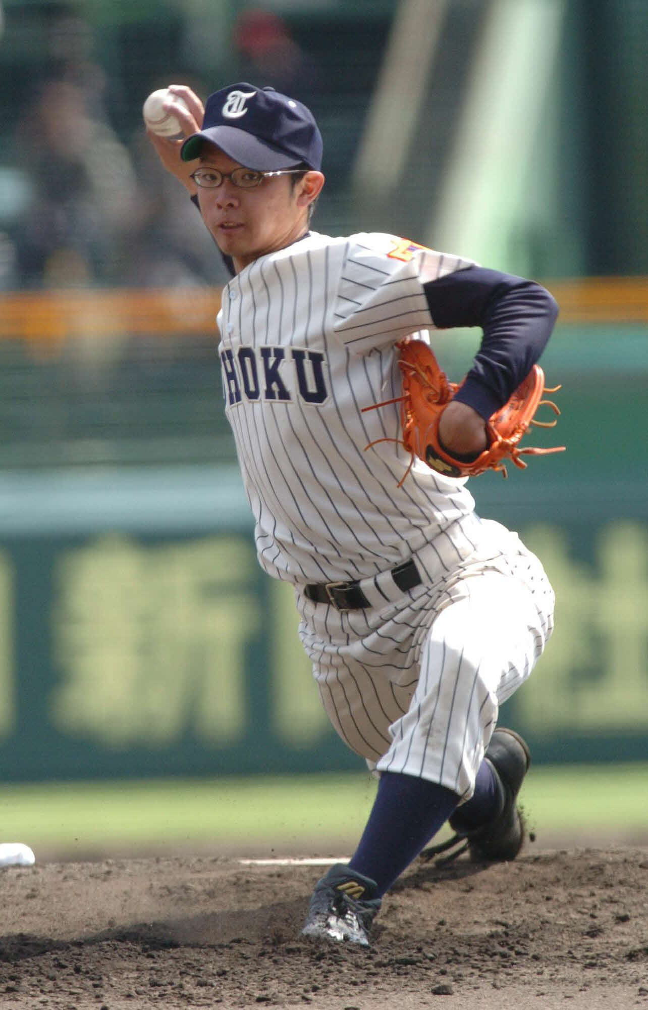 04年4月、センバツの準々決勝・済美戦に先発し、力投する東北・真壁