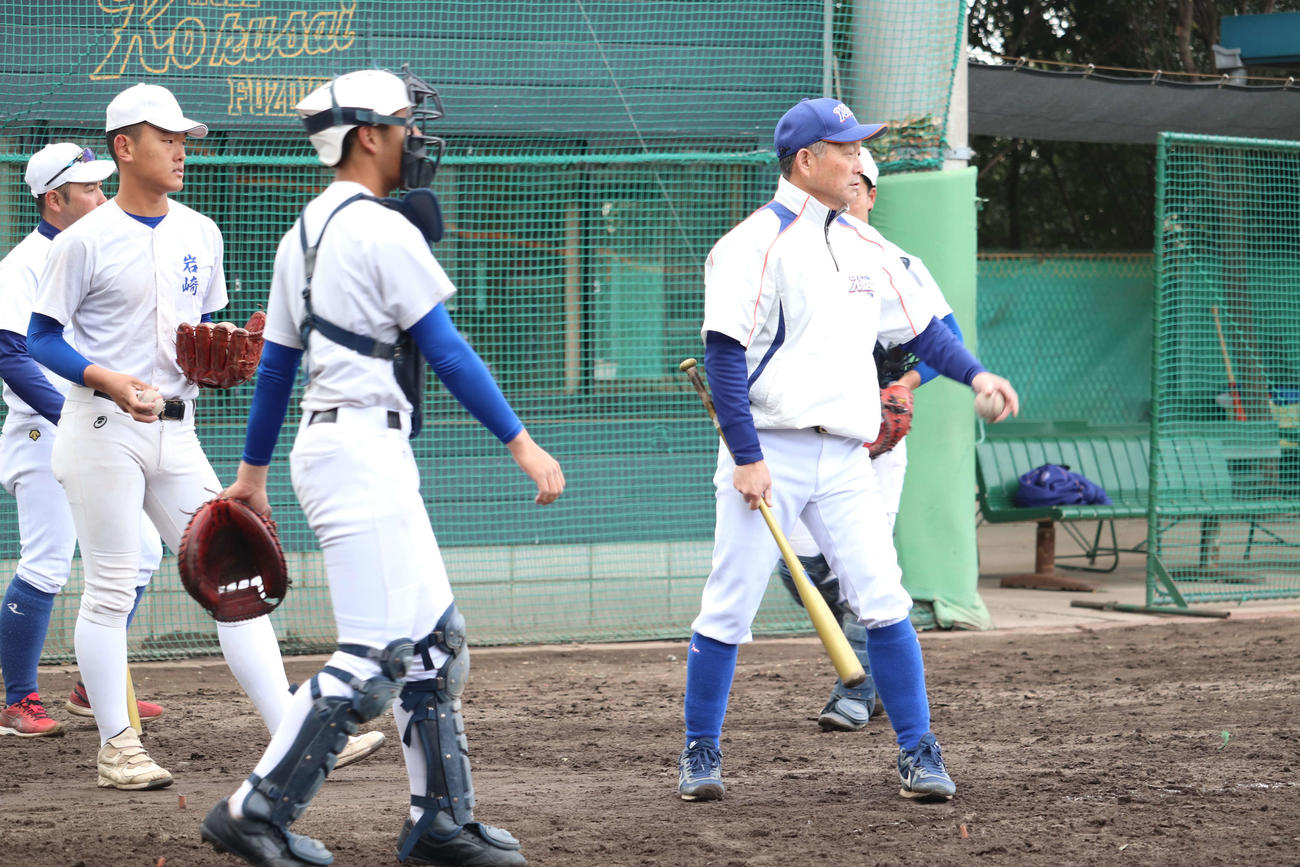 シートノックを行う神戸国際大付・青木監督（右）