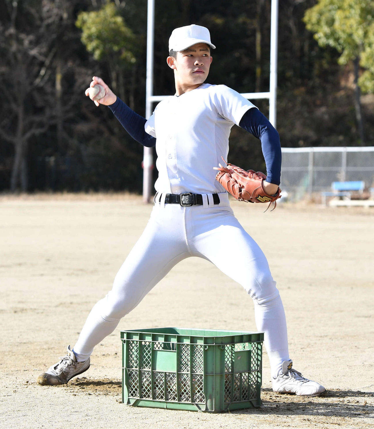 ネットスローを行う大阪桐蔭・関戸康介（撮影・岩下翔太）