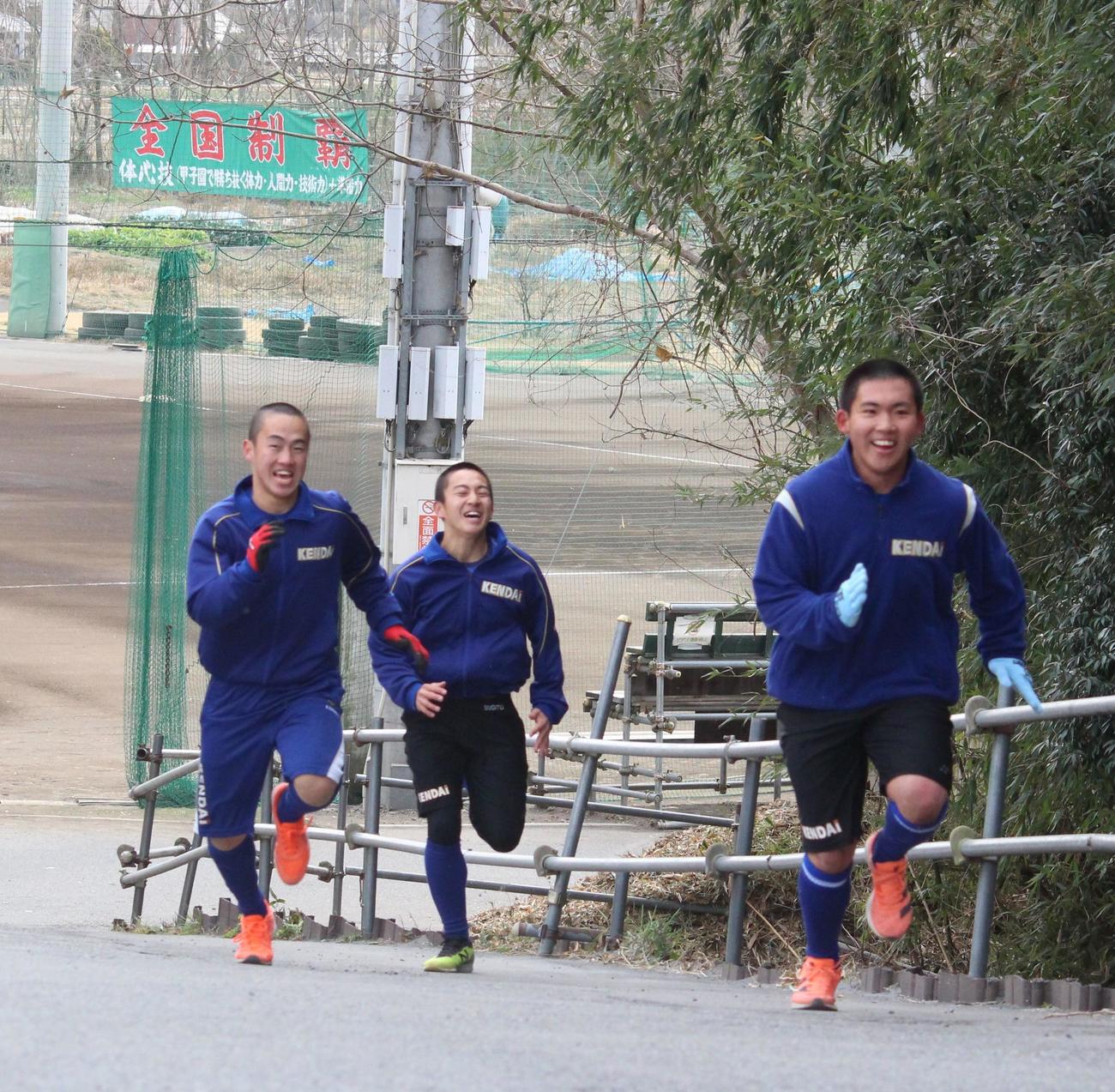 「全国制覇」の横断幕が張られたグラウンド横でサーキットトレーニングに取り組む高崎健康福祉大高崎の選手たち（撮影・保坂恭子）