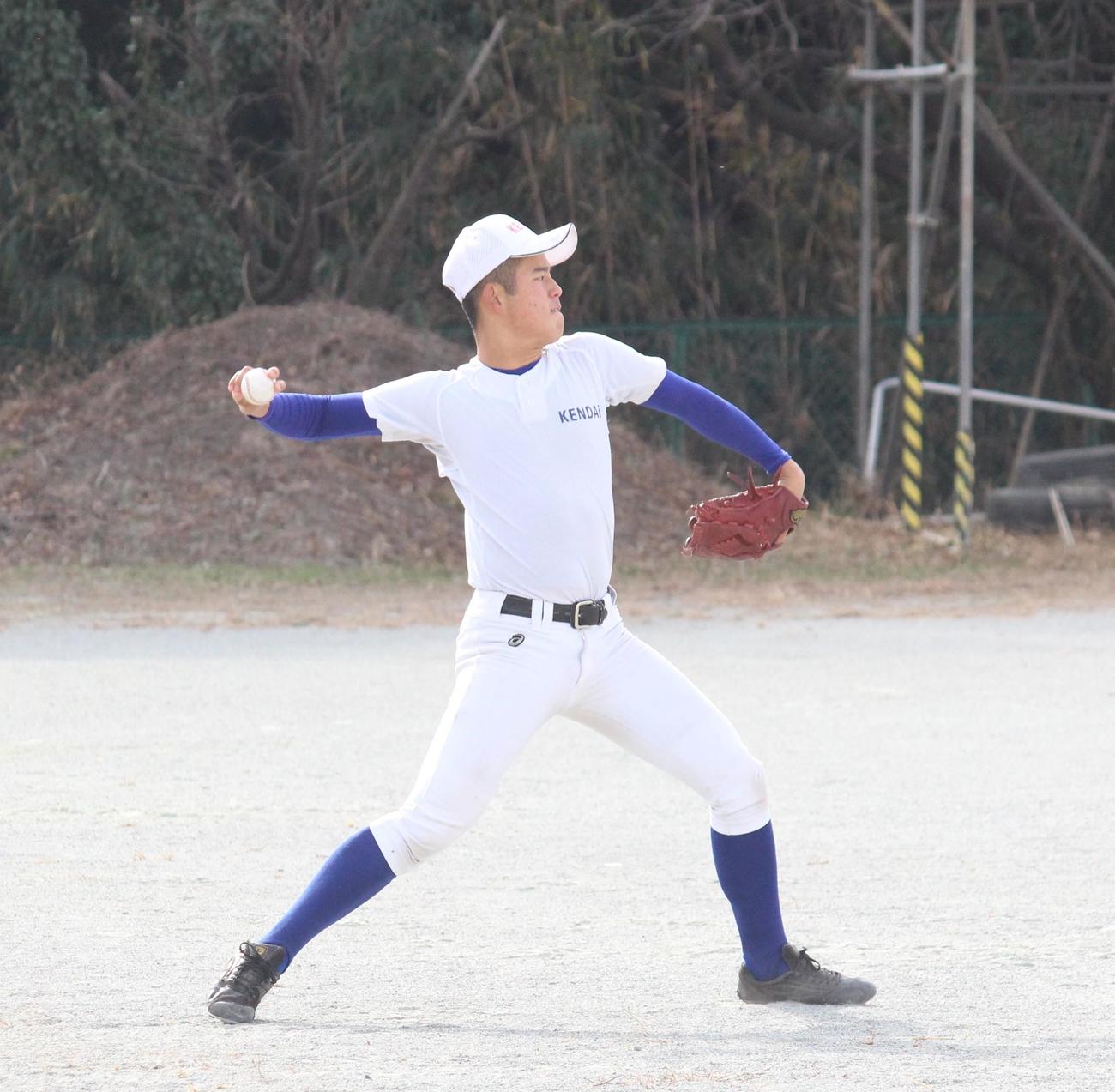 キャッチボールをする高崎健康福祉大高崎・今仲投手（撮影・保坂恭子）
